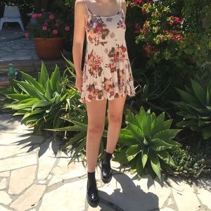 Brandy Melville floral dress🌞🌷🌸